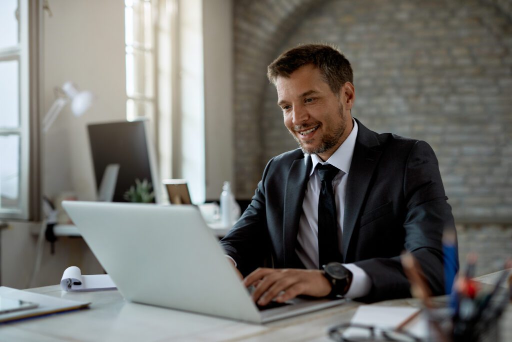 Como um sistema jurídico personalizado reduziu 40% do tempo de gestão no escritório Cabeza Feliciano 9 happy male entrepreneur working computer office